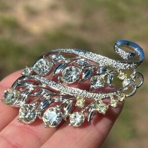 Elegant Vintage Silver Toned Rhinestone Brooch!